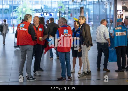 2022-08-30 07:26:21:19 UTRECHT - colpisce i dipendenti NS a Utrecht Centraal in relazione con scioperi NS nella regione centrale dei Paesi Bassi. Il personale delle Ferrovie olandesi deposita il proprio lavoro a livello locale in scioperi relay di 24 ore. ANP JEROEN JUMELET olanda fuori - belgio fuori Foto Stock