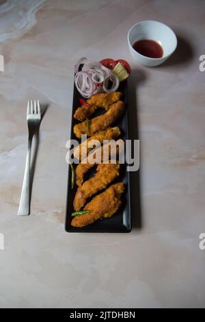 Snack cibo batteria di pollo fritto in un vassoio. Vista dall'alto, selezione di focus. Foto Stock