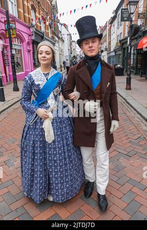 Inghilterra, Kent, Rochester, l'annuale Festival di Dickens, coppia vestita in costume vittoriano Foto Stock