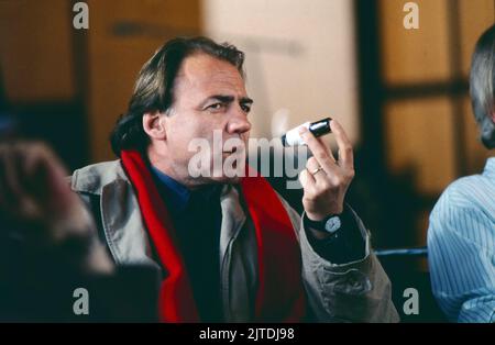 Tassilo - Ein Fall für sich, ZDF Krimi-Serie, Regione: Hajo Gies, Deutschland, 1991, Folge 1: Verteidigung von Friedrichshafen, Szene: Bruno Ganz als gewiefter Privatdetektiv Tassile Grübel. Tassilo - Ein Fall fuer sich, serie televisiva Crime, diretta da Hajo Gies, Germania, 1991, episodio 1: Verteidigung von Friedrichshafen, scena: Bruno Ganz come il detective privato Tassile Gruebel Foto Stock