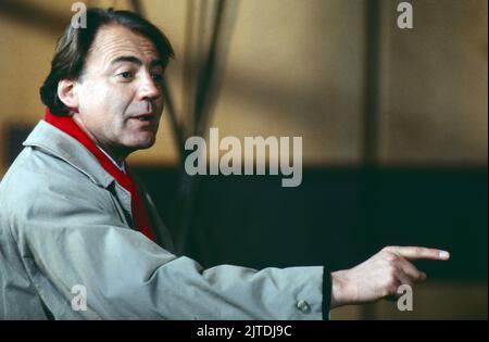 Tassilo - Ein Fall für sich, ZDF Krimi-Serie, Regione: Hajo Gies, Deutschland, 1991, Folge 1: Verteidigung von Friedrichshafen, Szene: Bruno Ganz als gewiefter Privatdetektiv Tassile Grübel. Tassilo - Ein Fall fuer sich, serie televisiva Crime, diretta da Hajo Gies, Germania, 1991, episodio 1: Verteidigung von Friedrichshafen, scena: Bruno Ganz come il detective privato Tassile Gruebel Foto Stock