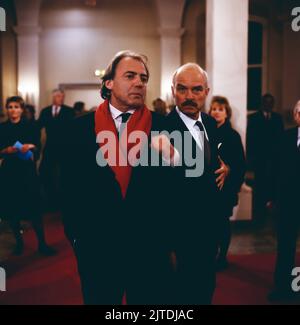 Tassilo - Ein Fall für sich, ZDF Krimi-Serie, Regione: Hajo Gies, Deutschland, 1991, Folge 3: Zorn der Götter, Szene: Bruno Ganz, Charles Brauer. Tassilo - Ein Fall fuer sich, serie televisiva Crime, diretta da Hajo Gies, Germania, 1991, episodio 3: Zorn der Goetter, scena: Bruno Ganz, Charles Brauer Foto Stock