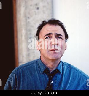Tassilo - Ein Fall für sich, ZDF Krimi-Serie, Regione: Hajo Gies, Deutschland, 1991, Folge 1: Verteidigung von Friedrichshafen, Szene: Bruno Ganz als gewiefter Privatdetektiv Tassile Grübel. Tassilo - Ein Fall fuer sich, serie televisiva Crime, diretta da Hajo Gies, Germania, 1991, episodio 1: Verteidigung von Friedrichshafen, scena: Bruno Ganz come il detective privato Tassile Gruebel Foto Stock