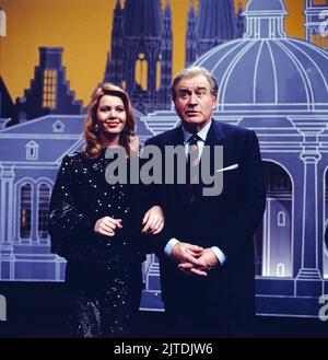 Einer wird gewinnen, auch EWG genannt, ARD Quizsendung, Deutschland, 1985, Bild: Showmaster Hans-Joachim Kulenkampff und Assistentin Gaby Kimpfel. Einer wird gewinnen, chiamato anche EWG, TV quiz show, Germania, 1985, Foto: Mostra il maestro e ospite Hans-Joachim Kulenkampff con l'assistente Gaby Kimpfel. Foto Stock