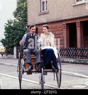 stärker als alle Pferde, Mini-Serie in drei Teilen, 3. Teil: Karl Benz und sein Dreirad, Deutschland, 1985, Szene der ersten Fahrt: Walter Renneisen als Karl Benz, Daniela Ziegler als Berta Benz. Staerker als alle Pferde, miniserie TV, tre-parter, parte 3: Karl Benz und sein Dreirad, scena: La prima corsa con le tre ruote: Walter Renneisen e Daniela Ziegler Foto Stock