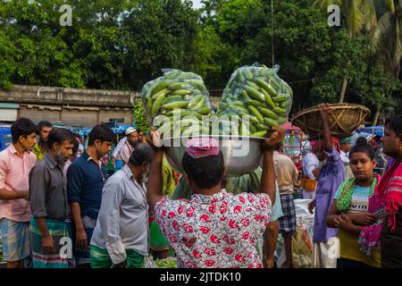 Gli ortaggi sono una delle fonti di reddito primarie per gli agricoltori del Bangladesh. In precedenza era solo per il consumo delle famiglie, ma ora diventano colture cash. Foto Stock