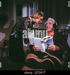 Erbin sein dagegen sehr, NDR Fernsehserie, Deutschland, 1985, Folge 1, Szene: Susanne Beck als Manuela Schulze, Willy Millowitsch als Wilhelm Schulze. Erbin sein dagegen sehr, serie TV, Germania, 1985, episodio 1, Scene 2: Susanne Beck and Willy Millowitsch Foto Stock
