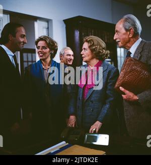 Erbin sein dagegen sehr, NDR Fernsehserie, Deutschland, 1985, Folge 6, Szene: Raphael Wilczek, Heidi Mahler, Heidi Kabel, Ernst Fritz Fürbringer. Erbin sein dagegen sehr, serie TV, Germania, 1985, episodio 6, Scene 2: Rapahel Wilczek, Heidi Mahler, Heidi Kabel, Ernst Fritz Fuerbringer Foto Stock
