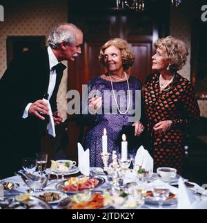 Erbin sein dagegen sehr, NDR Fernsehserie, Deutschland, 1985, Folge 9, Szene: Werner Cartano, Heidi Kabel, Liselotte Arnold. Erbin sein dagegen sehr, serie TV, Germania, 1985, episodio 9, Scene 2: Werner Cartano, Heidi Kabel, Liselotte Arnold Foto Stock