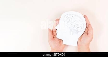 Tenendo una testa con un cervello nelle mani, malattia di Parkinson, malattia di Alzheimer, demenza di disturbo mentale, problemi di psicologia, trombosi Foto Stock