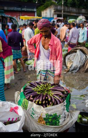 Uno scenario di un mercato vegetale rurale a Kalatia, vicino a Dhaka. Gli agricoltori vendono i loro ortaggi freschi ai commercianti: Si tratta di una produzione di ortaggi freschi. Foto Stock