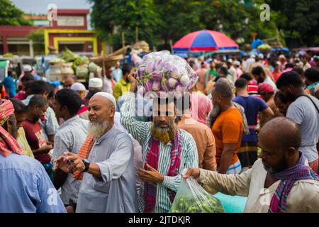 Uno scenario di un mercato vegetale rurale a Kalatia, vicino a Dhaka. Gli agricoltori vendono i loro ortaggi freschi ai commercianti: Si tratta di una produzione di ortaggi freschi. Foto Stock