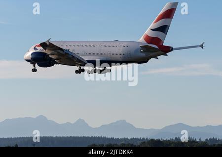 Richmond, British Columbia, Canada. 29th ago, 2022. Un jet liner della British Airways Airbus A380 (G-XLEI) in volo in avvicinamento finale per l'atterraggio all'Aeroporto Internazionale di Vancouver. (Credit Image: © Bayne Stanley/ZUMA Press Wire) Foto Stock