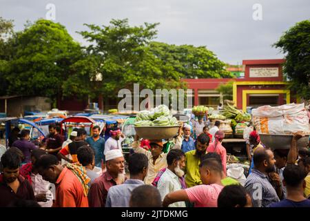 Uno scenario di un mercato vegetale rurale a Kalatia, vicino a Dhaka. Gli agricoltori vendono i loro ortaggi freschi ai commercianti: Si tratta di una produzione di ortaggi freschi. Foto Stock