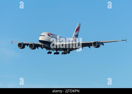 Richmond, British Columbia, Canada. 29th ago, 2022. Un jet liner della British Airways Airbus A380 (G-XLEI) in volo in avvicinamento finale per l'atterraggio all'Aeroporto Internazionale di Vancouver. (Credit Image: © Bayne Stanley/ZUMA Press Wire) Foto Stock