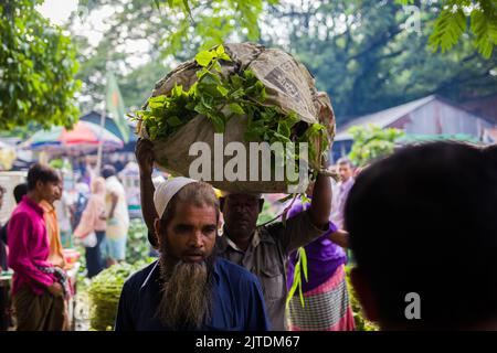 Uno scenario di un mercato vegetale rurale a Kalatia, vicino a Dhaka. Gli agricoltori vendono i loro ortaggi freschi ai commercianti: Si tratta di una produzione di ortaggi freschi. Foto Stock