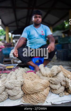 Uno scenario di un mercato vegetale rurale a Kalatia, vicino a Dhaka. Gli agricoltori vendono i loro ortaggi freschi ai commercianti: Si tratta di una produzione di ortaggi freschi. Foto Stock