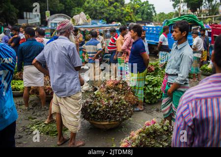 Uno scenario di un mercato vegetale rurale a Kalatia, vicino a Dhaka. Gli agricoltori vendono i loro ortaggi freschi ai commercianti: Si tratta di una produzione di ortaggi freschi. Foto Stock