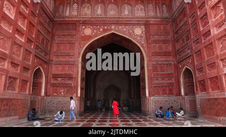 La bella architettura della Moschea reale a Taj Mahal all'interno del Campus di Taj, Agra, India. Foto Stock