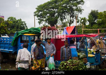 Uno scenario di un mercato vegetale rurale a Kalatia, vicino a Dhaka. Gli agricoltori vendono i loro ortaggi freschi ai commercianti: Si tratta di una produzione di ortaggi freschi. Foto Stock