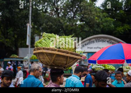 Uno scenario di un mercato vegetale rurale a Kalatia, vicino a Dhaka. Gli agricoltori vendono i loro ortaggi freschi ai commercianti: Si tratta di una produzione di ortaggi freschi. Foto Stock