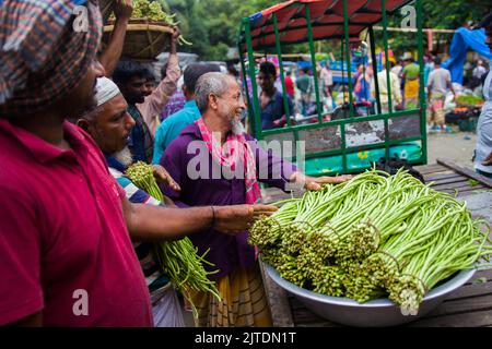 Uno scenario di un mercato vegetale rurale a Kalatia, vicino a Dhaka. Gli agricoltori vendono i loro ortaggi freschi ai commercianti: Si tratta di una produzione di ortaggi freschi. Foto Stock