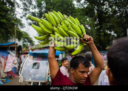 Uno scenario di un mercato vegetale rurale a Kalatia, vicino a Dhaka. Gli agricoltori vendono i loro ortaggi freschi ai commercianti: Si tratta di una produzione di ortaggi freschi. Foto Stock