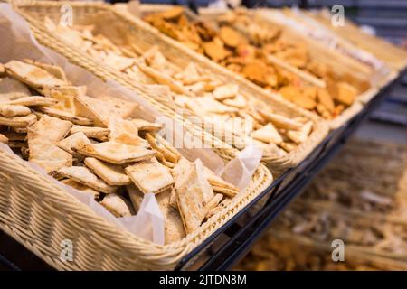 biscotti croccanti nei cestini di vimini sul bancone Foto Stock