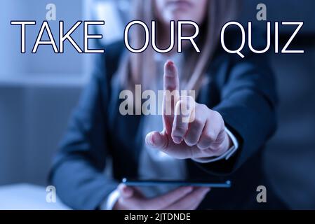 Didascalia concettuale partecipa al nostro quiz. Vetrina aziendale compila il nostro questionario breve esame Feedback mani di Donna con carta bianca, tazza da caffè Foto Stock