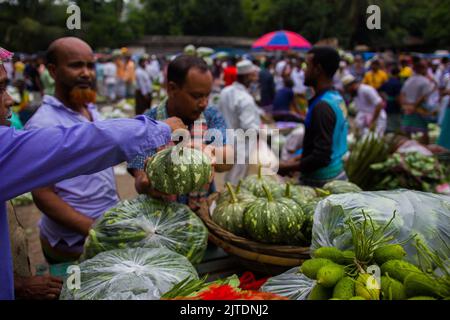 Uno scenario di un mercato vegetale rurale a Kalatia, vicino a Dhaka. Gli agricoltori vendono i loro ortaggi freschi ai commercianti: Si tratta di una produzione di ortaggi freschi. Foto Stock