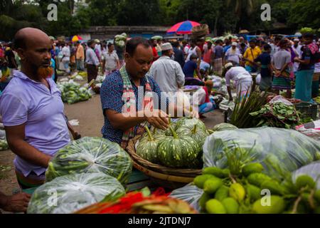 Uno scenario di un mercato vegetale rurale a Kalatia, vicino a Dhaka. Gli agricoltori vendono i loro ortaggi freschi ai commercianti: Si tratta di una produzione di ortaggi freschi. Foto Stock