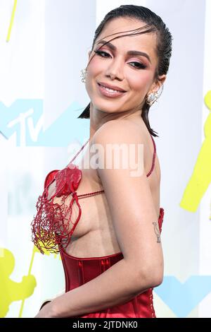 Newark, Stati Uniti. 29th ago, 2022. NEWARK, NEW JERSEY, USA - 28 AGOSTO: L'anitta che indossa la Couture Schiaparelli con le scarpe D'Acqui e i gioielli Tiffany and Co. Arriva ai 2022 MTV Video Music Awards che si terranno presso il Prudential Center il 28 agosto 2022 a Newark, New Jersey, Stati Uniti. (Foto di Xavier Collin/Image Press Agency) Credit: Image Press Agency/Alamy Live News Foto Stock