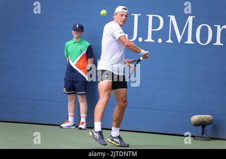 New York, NY, Stati Uniti, 29 agosto 2022. Tim van Rijthoven (NL) gioca la sua prima partita contro Zhang Zhizhen all'US Open di New York il 29 agosto 2022. Foto di Charles Guerin/ABACAPRESS.COM Foto Stock