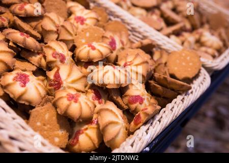 biscotti croccanti nei cestini di vimini sul bancone Foto Stock