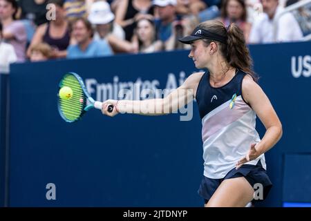 New York, Stati Uniti. 29th ago, 2022. Daria Snigur dell'Ucraina ritorna palla durante il 1st° turno del Campionato americano di tennis aperto contro Simona Halep della Romania al Billie Jean King National Tennis Center di New York il 29 agosto 2022. Snigur ha vinto in tre set. (Foto di Lev Radin/Sipa USA) Credit: Sipa USA/Alamy Live News Foto Stock