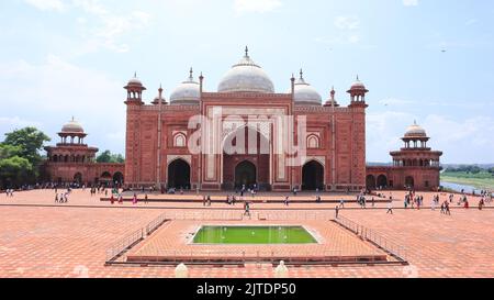 La bella Moschea reale all'interno del Taj Mahal Campus, Agra, Utttar Pradesh, India. Foto Stock