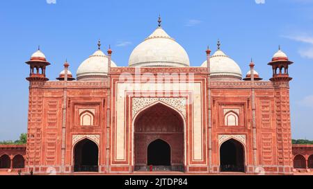 La bella Moschea reale all'interno del Taj Mahal Campus, Agra, Utttar Pradesh, India. Foto Stock