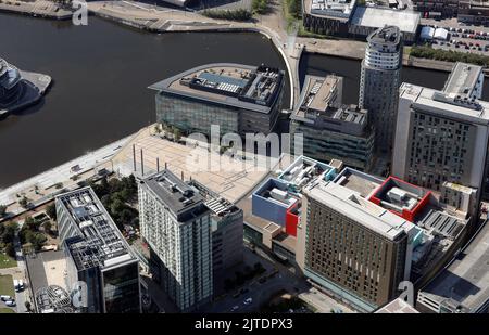 Vista aerea dall'est del parco commerciale MediaCityUK Manchester a Salford Quays, Greater Manchester Foto Stock