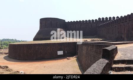 La Fortezza di Mirjan Fort, situato nel distretto di Uttara Kannada di Karnataka, India. Costruito da Navayath Sultan. Foto Stock