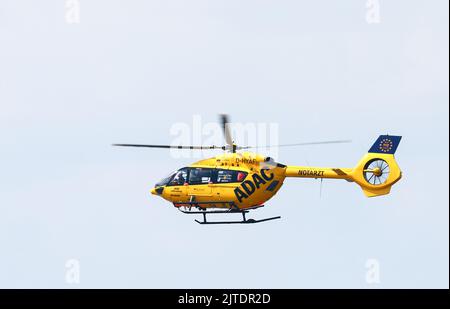 Amburgo, Germania. 04th ago, 2022. L'elicottero di salvataggio ADAC 'Christoph Hansa' sorvola l'Elba durante una missione di ricerca nel porto. Credit: Christian Charisius/dpa/Alamy Live News Foto Stock