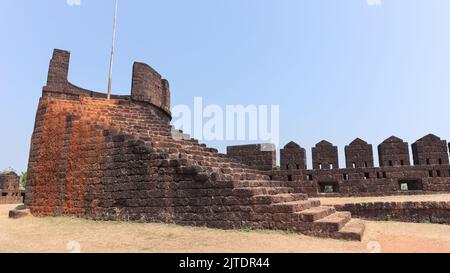 La Fortezza di Mirjan Fort, situato nel distretto di Uttara Kannada di Karnataka, India. Costruito da Navayath Sultan. Foto Stock