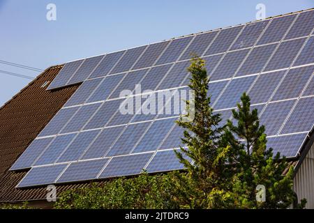 Pannelli solari su un tetto di casa per la produzione di energia elettrica, Germania Foto Stock