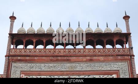 La bella architettura della Moschea reale a Taj Mahal all'interno del Campus di Taj, Agra, India. Foto Stock