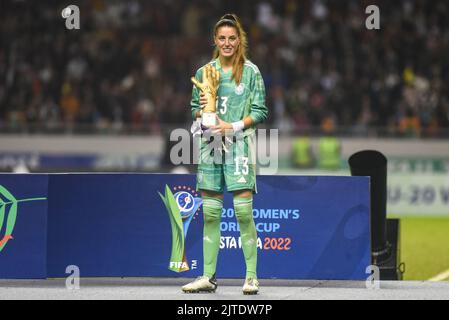 SAN JOSE, Costa Rica: Spagna portiere Txell Font (13) con il suo Golden Glove Award dopo la partita finale giocata tra Spagna e Giappone per i champi Foto Stock