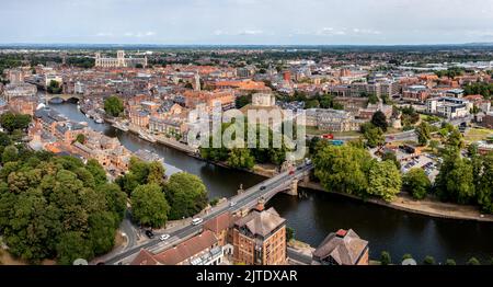 Un paesaggio panoramico aereo del fiume Ouse che scorre attraverso la storica città di York Foto Stock