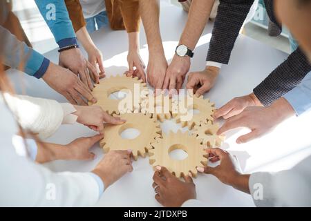 Primo piano degli attrezzi in legno che gli uomini d'affari si connettono durante la sessione di teambubuilding. Foto Stock