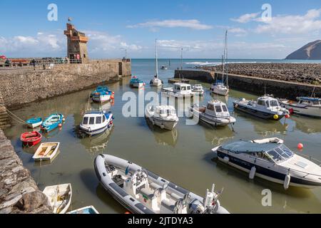 Piccole barche ormeggiate nel porto di Lynmouth, Devon Foto Stock