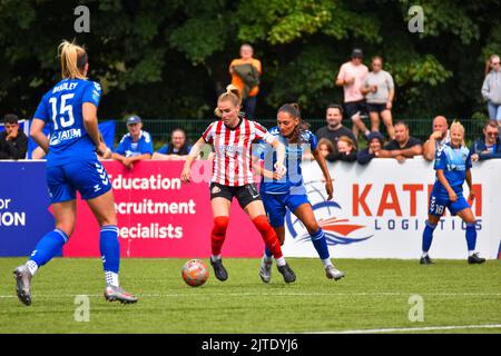 CASTELLO DA FANCIULLA, DURHAM, Regno Unito – Agosto 21 2022: Il capitano delle donne Sunderland Emma Kelly tiene fuori il centrocampista Durham Mollie Lambert. Foto Stock