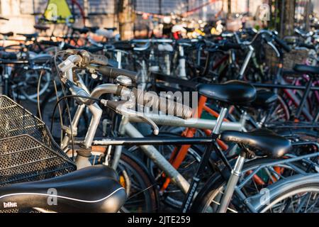 Copenaghen, Danimarca. Agosto 13, 2022. Biciclette parcheggiate nel parcheggio per biciclette fuori dalla stazione ferroviaria centrale. Foto Stock