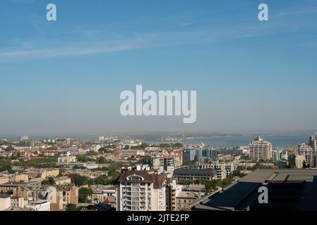 10 settembre 2021 . Odessa, Ucraina. Veduta aerea della città di Odessa, dei tetti, del porto e del mare. Messa a fuoco selettiva morbida. Foto Stock